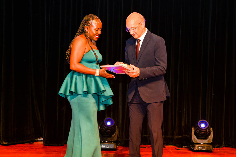 Stella Musungu receives her VC’s Service Excellence Award from Emer Prof Daya Reddy. 