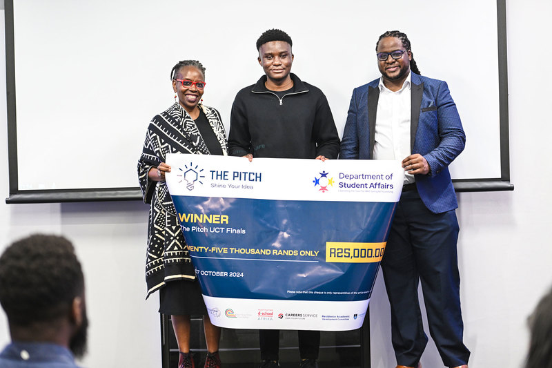 Blessing Mlambo (centre) walked away with R25 000 as first prize.