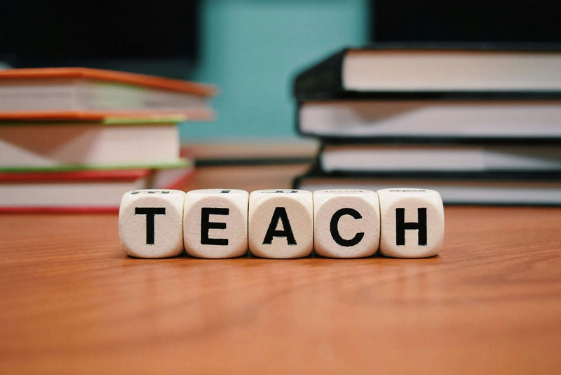 Two groundbreaking, collaborative projects advocate for bilingual in-class learning. 