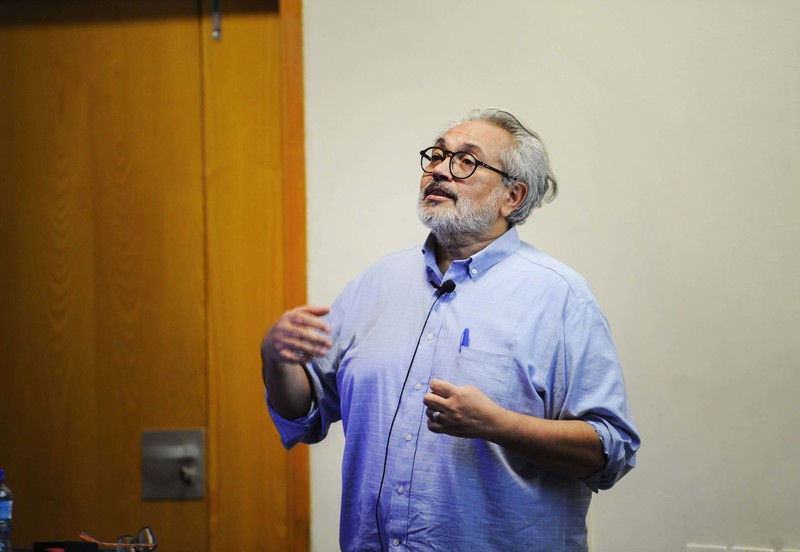 Prof Seeraj Mohamed delivers his Summer School lecture.