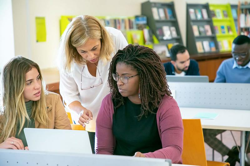 <b>Photo</b> <a href="https://www.pexels.com/photo/group-of-multiracial-students-studying-in-library-with-teacher-5940829/" target="_blank">Pexels</a>.