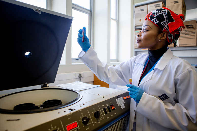 Lindizwe Dlamini, UCT PhD candidate in neuroscience, processes blood for research into traumatic brain injury being led by Professor Tony Figaji in the Paediatric Neurosurgery Unit. <b>Photo</b> Karin Schermbrucker, <a href="http://slingshotmedia.co.za/" target="_blank">Slingshot Media</a>.