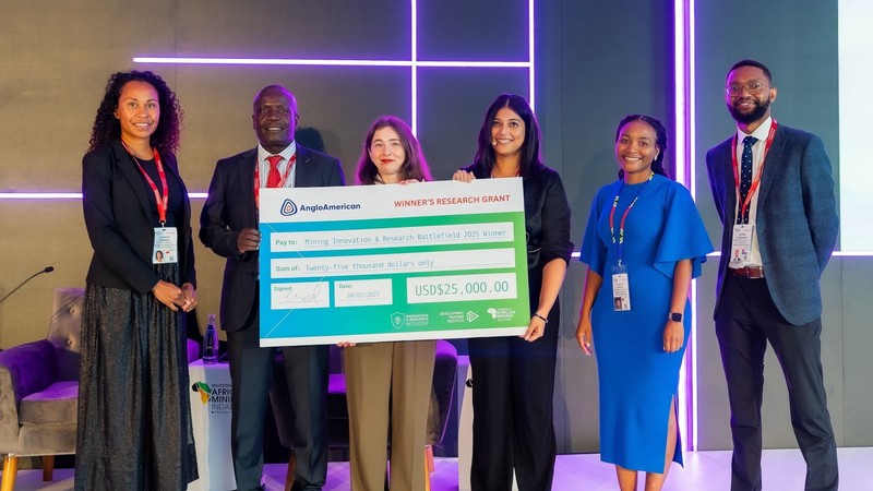 UCT-Metso researchers pictured from left to right: Florence Drummond (DPI); Dr George Maluleke (executive head of Corporate Affairs & Sustainability, Anglo American Platinum); and the winners, represented by Diana Kaysmova (academic researcher, Metso) and Dr Lisa October (senior lecturer, UCT); and Dr Alecia Ndlovu (senior lecturer, UCT) and Norman Mukwakwami (Global head of Responsible Sourcing, Trafigura).