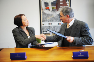 Prof Sarah Worthington and VC Dr Max Price celebrate an agreement between their institutions