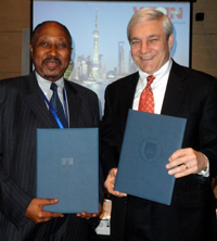 DVC Prof Thandabantu Nhlapo (left) and Dr Graham Spanier, Penn State president