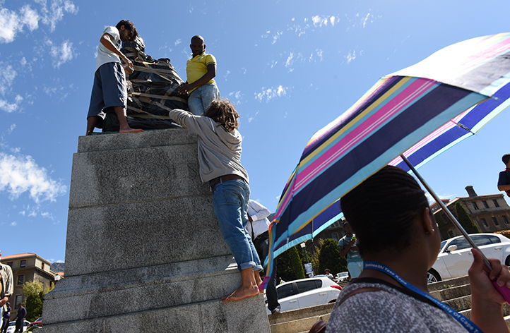 Students covered the statue, first in cloth, then in black bags during the time of protests for its removal. Photo by Michael Hammond.