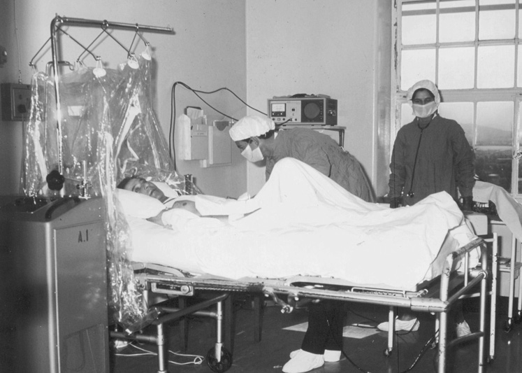Chris Barnard monitors Louis Washkansky after the world’s first successful heart transplant.