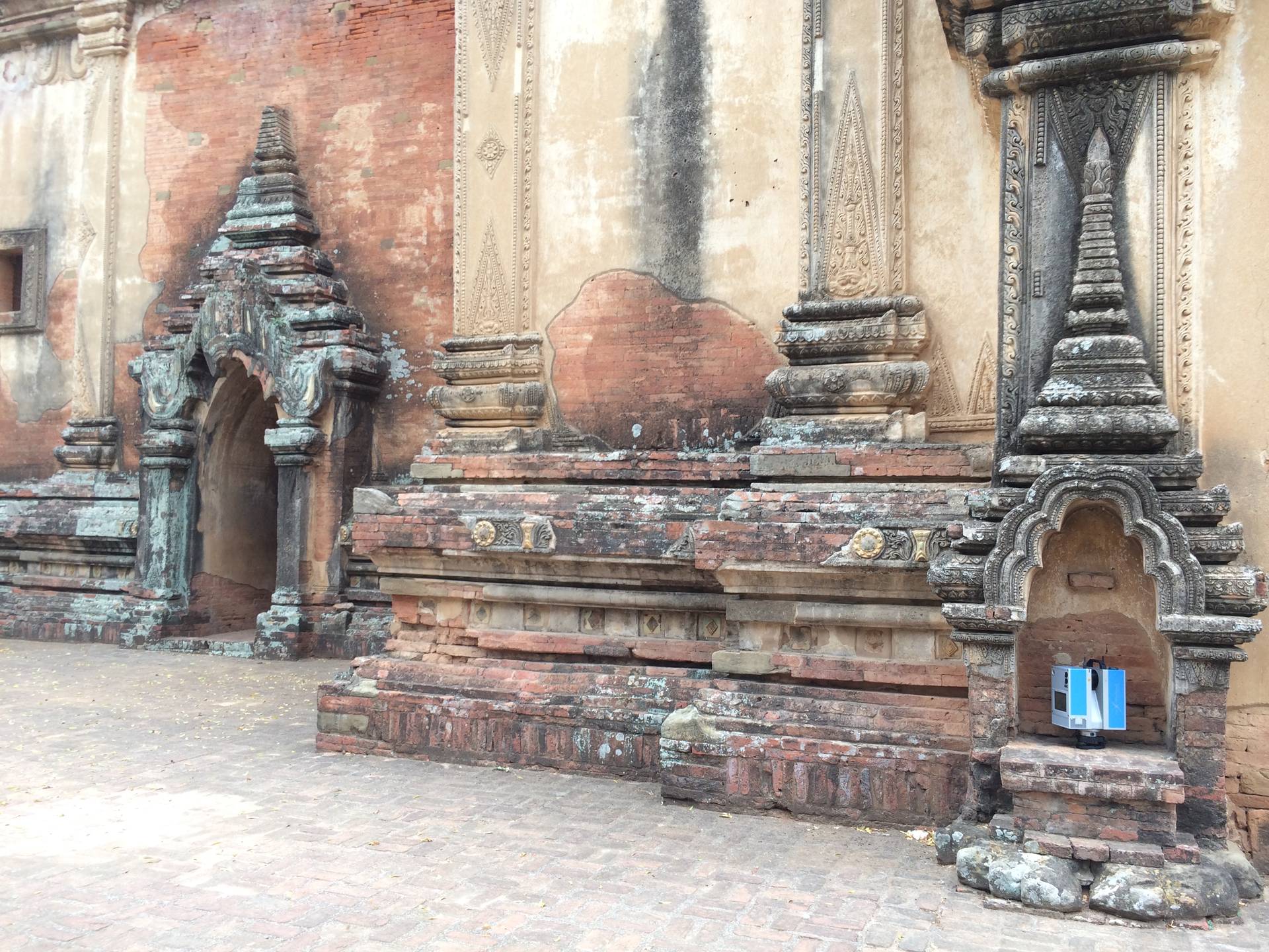 Even the smallest niche must be scanned; nearly 500 individual scans capturing a total of 10&nbsp;billion scanned surface points at intervals of about 2&nbsp;cm are required to make up the 3-D model of the Sula-mani-gu-hpaya temple.