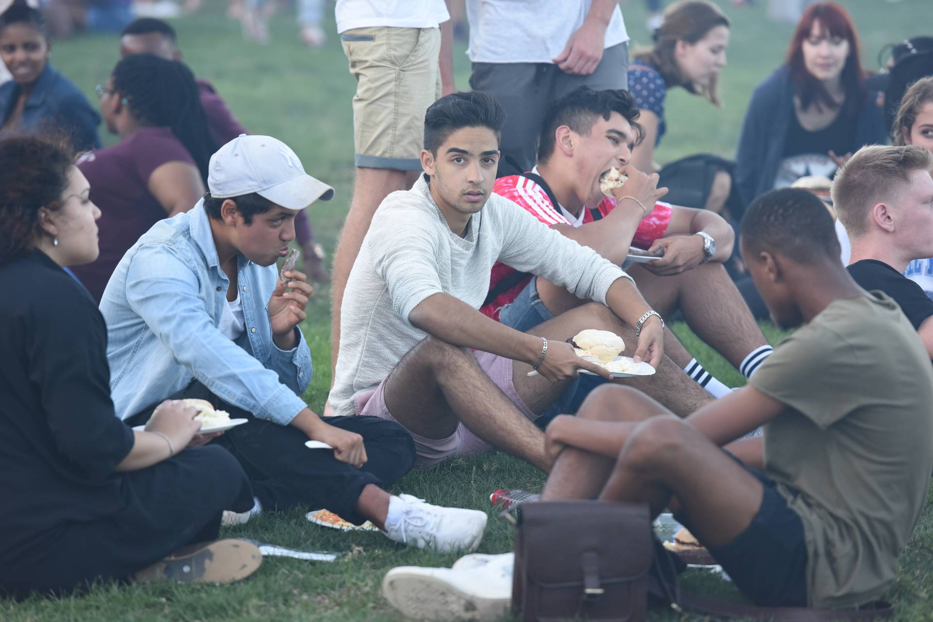 Students enjoying food and live music at the Fresher’s Braai on the Green Mile.