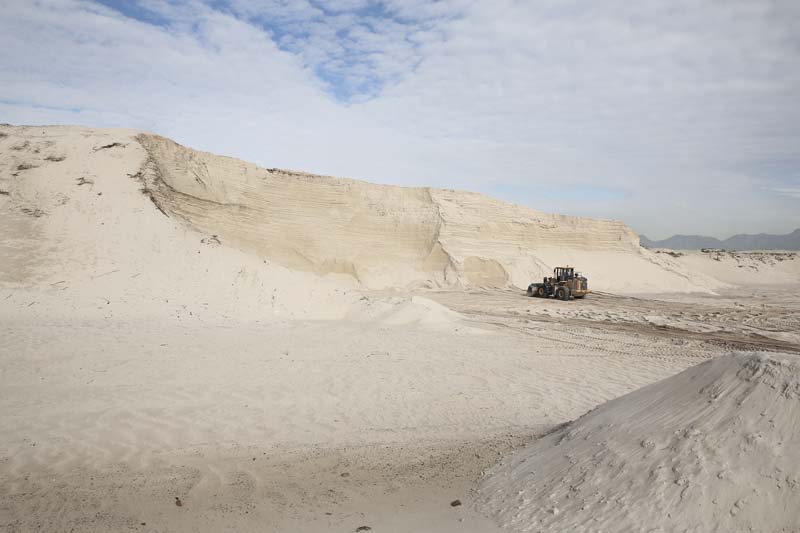 “I was told that this is the last big, commercially harvested sand dune in Philippi,” Hammond says. This sand is used for building. In fact, most of Cape Town’s buildings are built with Philippi’s sand. “As they took the sand away, the farmers had more levelled land to farm. But now, because of the need for housing, more and more levelled land is allocated to middle- and low-cost housing projects.”