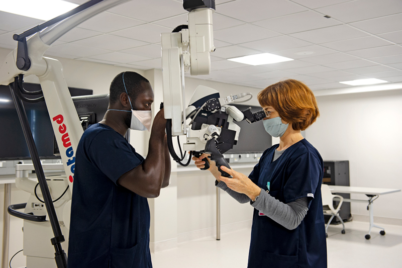 Sally Röthemeyer, a consultant at the Neurosurgery Division, with Dr Andrew Appiah-Baiden, Neurosurgery Registrar at the Department of Neurosurgery, Groote Schuur Hospital, at the Neuroscience Centre situated at the Health Sciences campus.