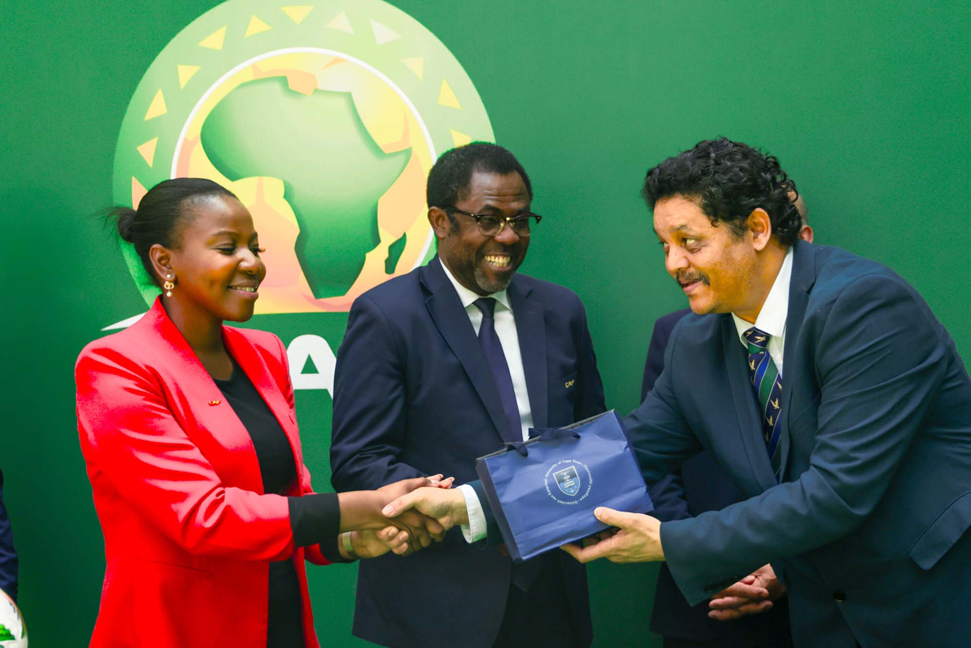 UCT Internationalisation Director, Quinton Johnson PhD, hands over UCT’s gift to Ms Sarah Makuna, CAF Director of Member Associations.