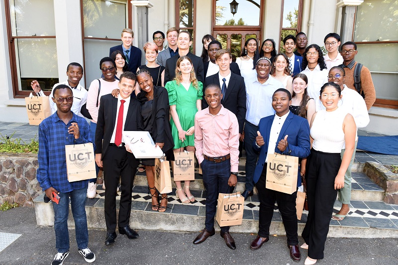 Moeletsi Tladi with some of the VC Blue Carpet Scholarship students. 