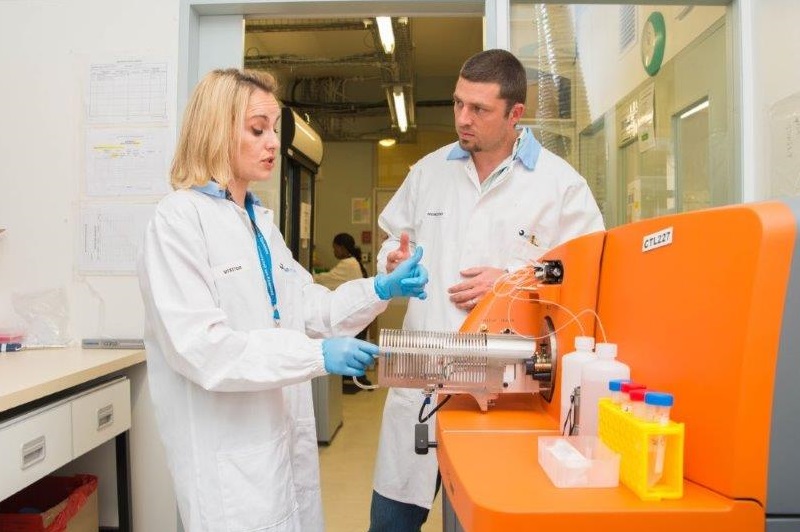 From left, Dr Virginie Rozot and Prof Tom Scriba at SATVI .